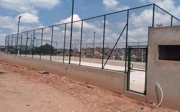 Tela para cercar quadra de futebol